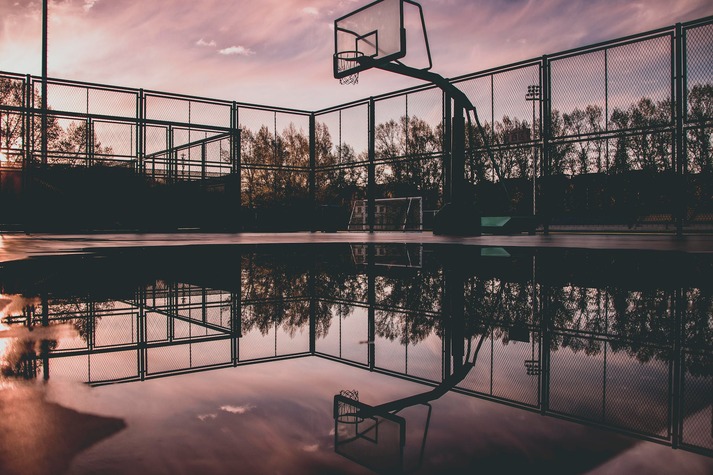 Foto van een basketbalveld